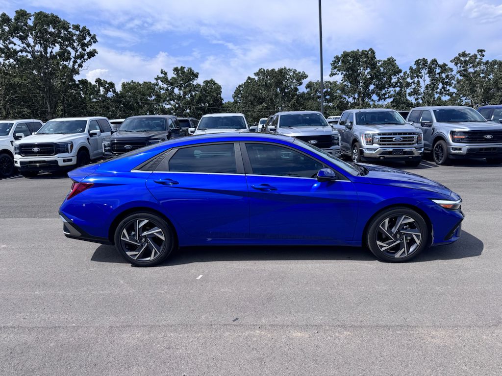 2025 Hyundai Elantra Limited photo 4