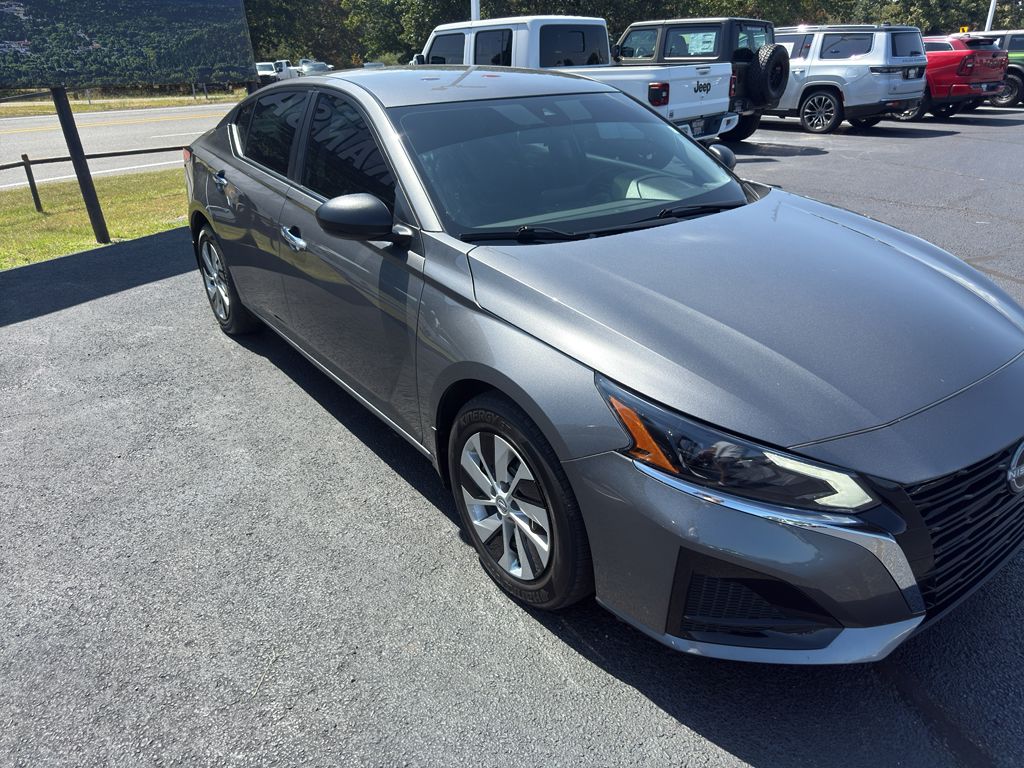 2025 Nissan Altima S photo 3