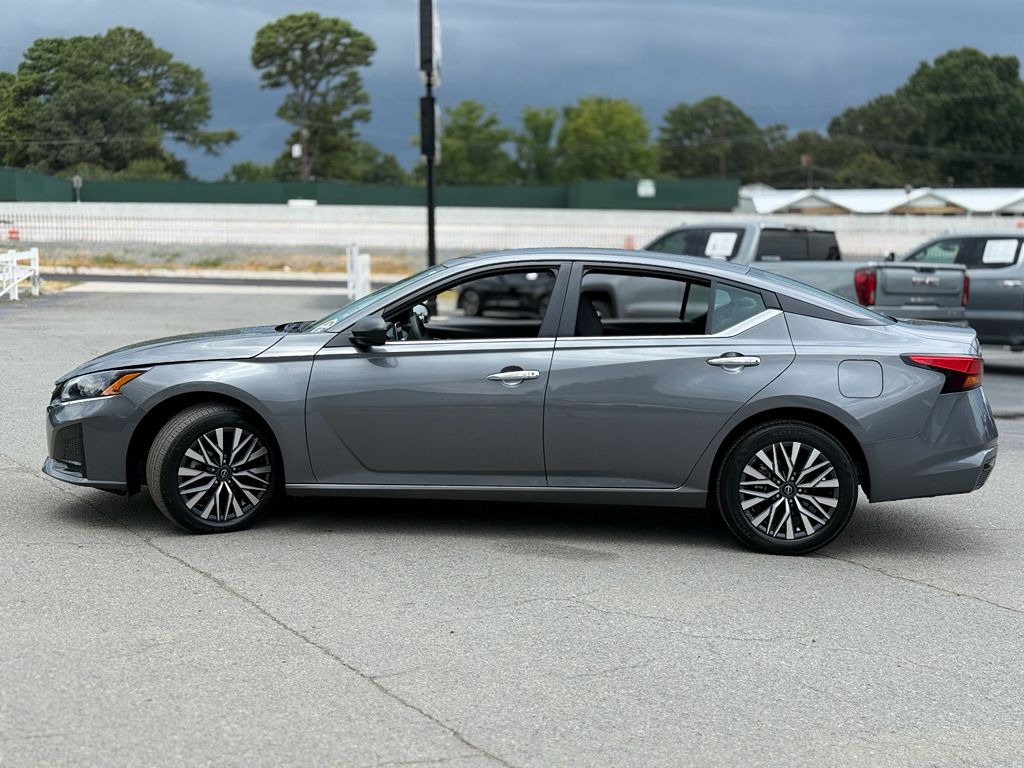 2025 Nissan Altima SV photo 4