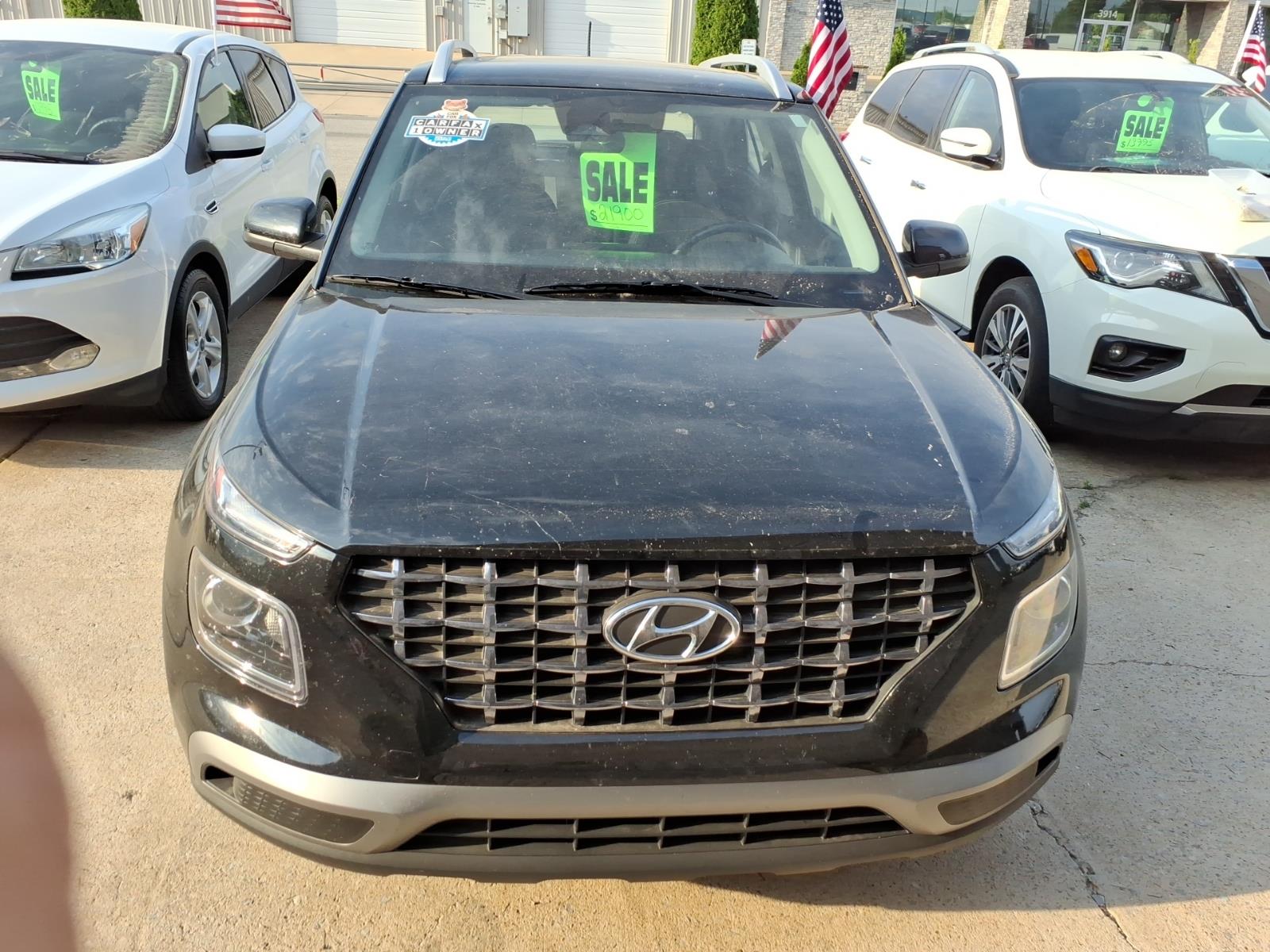 2025 Hyundai VENUE SEL photo 2