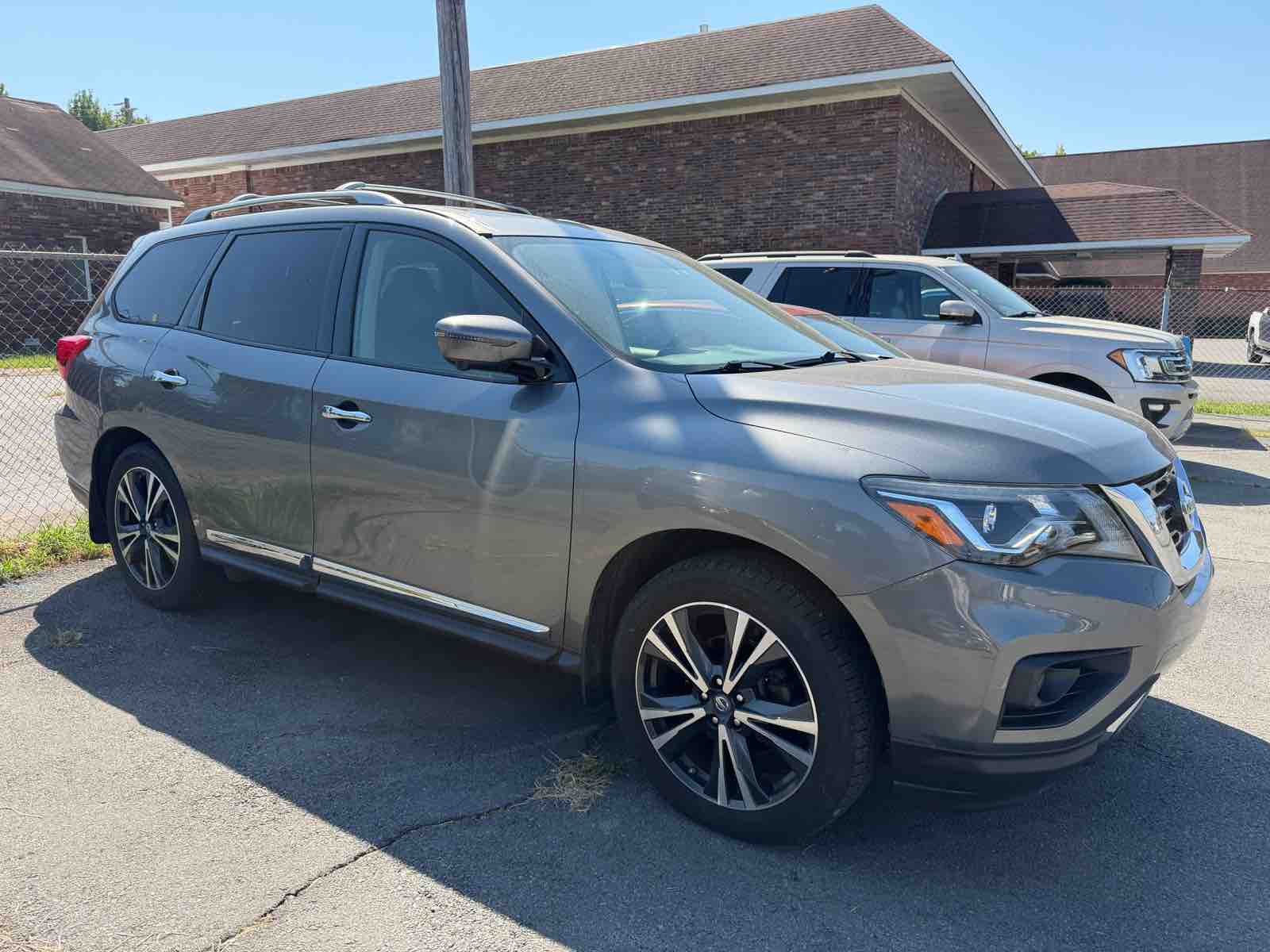 2018 Nissan Pathfinder Platinum photo 1