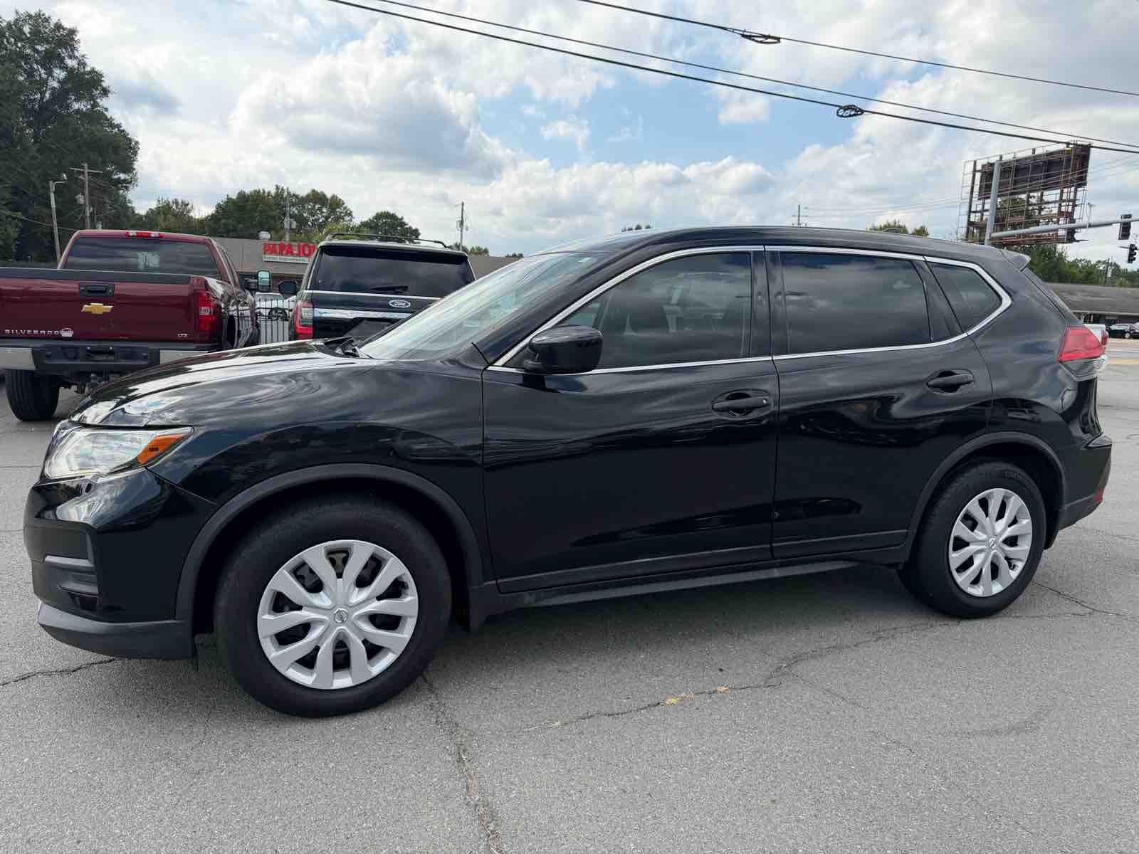 2017 Nissan Rogue SV photo 1