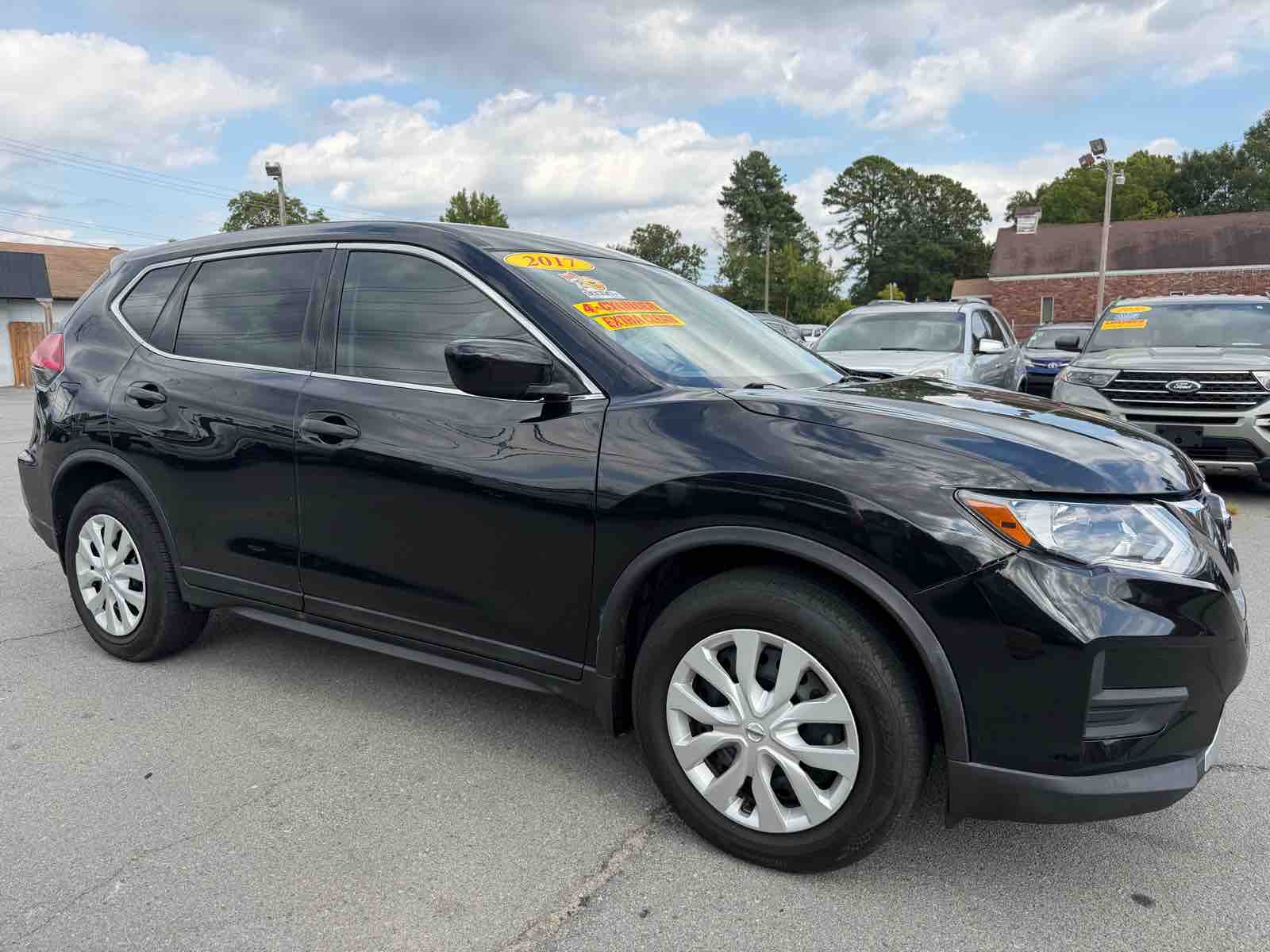 2017 Nissan Rogue SV photo 3