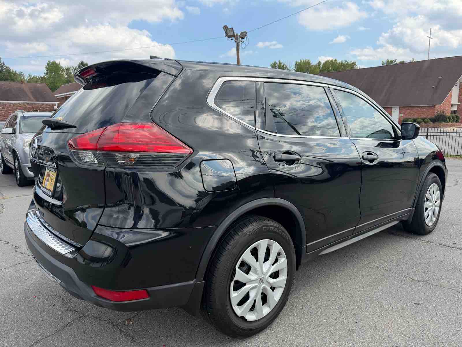 2017 Nissan Rogue SV photo 4
