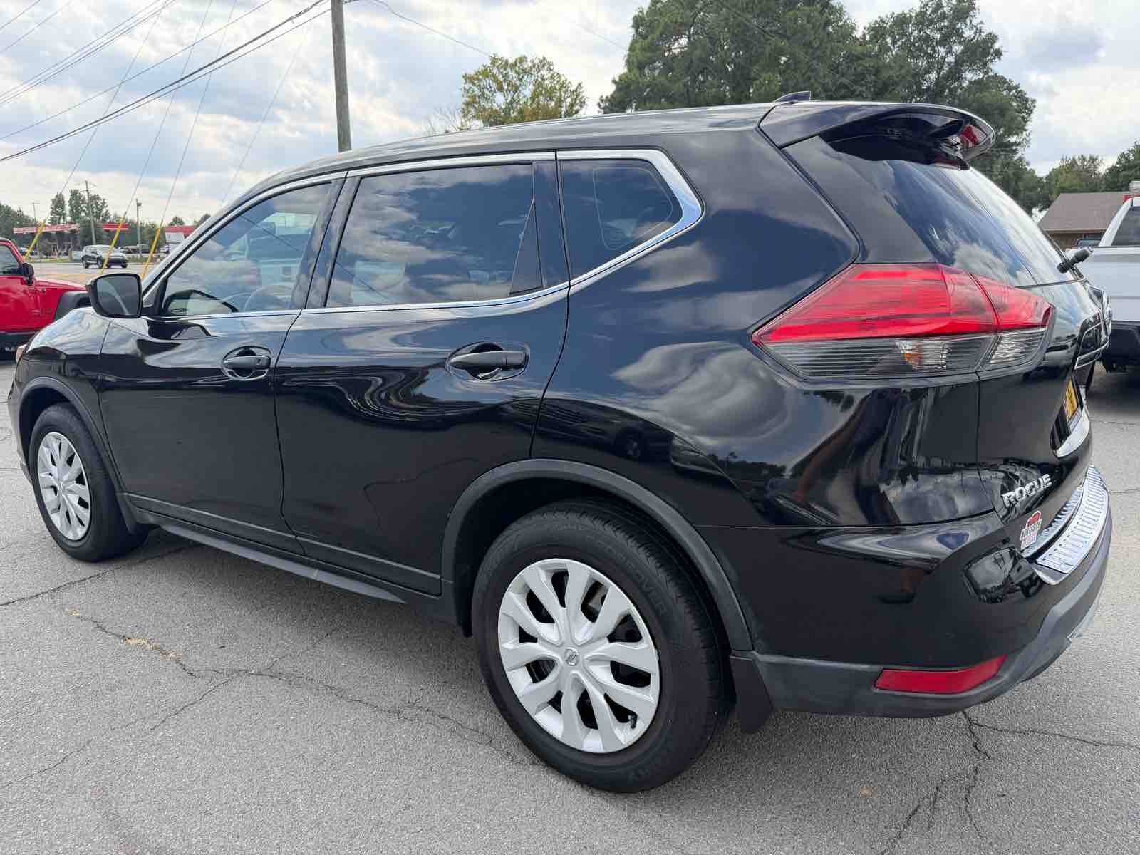 2017 Nissan Rogue SV photo 6