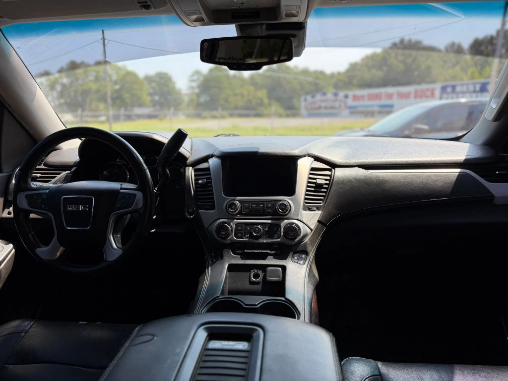 2017 GMC Yukon SLT Sport Utility 4D photo 6