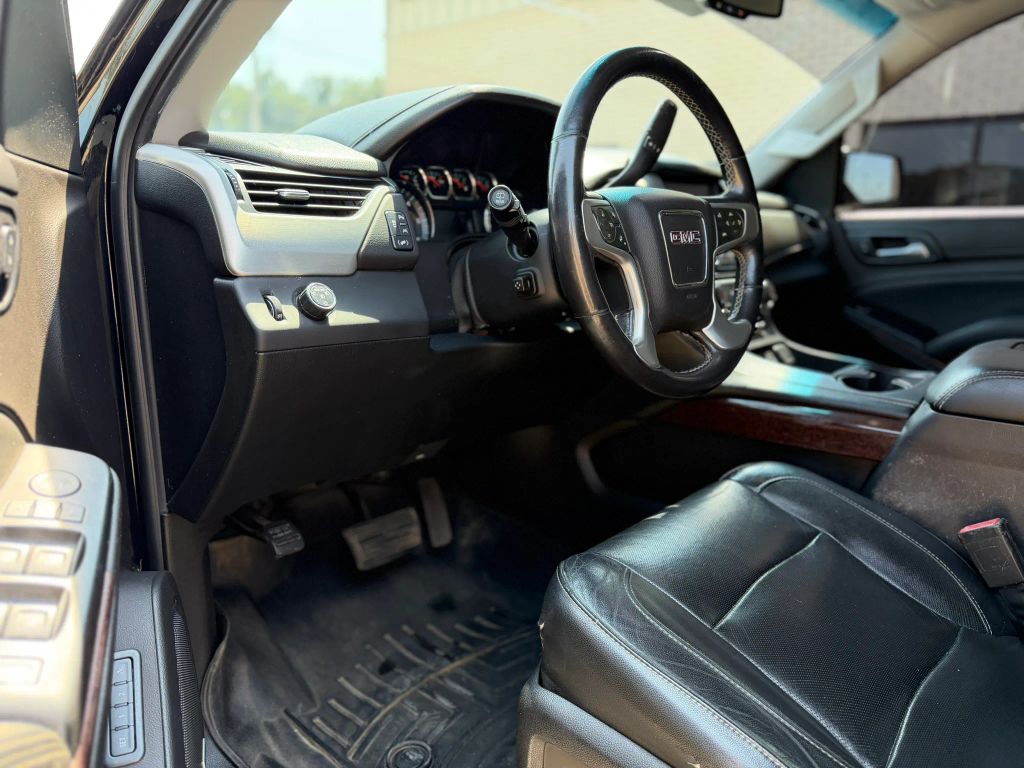 2017 GMC Yukon SLT Sport Utility 4D photo 5